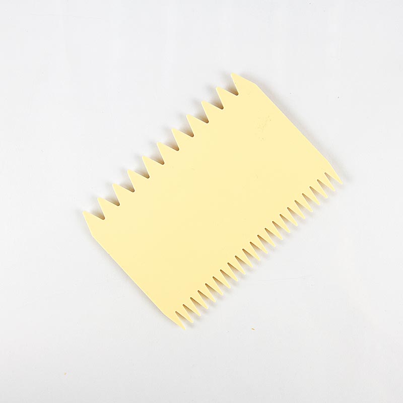 Garneringskam, med spetsiga tänder, ca 11x7,5 cm, 1 st