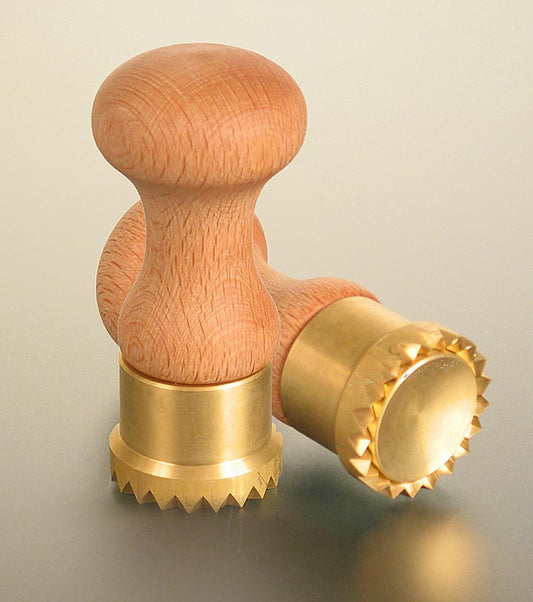Ravioliform, trä/mässing, rund med tandad kant, 38 mm, 1 st