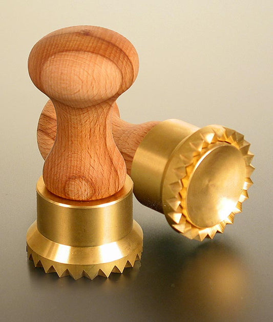 Ravioliform, trä/mässing, rund med tandad kant, 50 mm, 1 st
