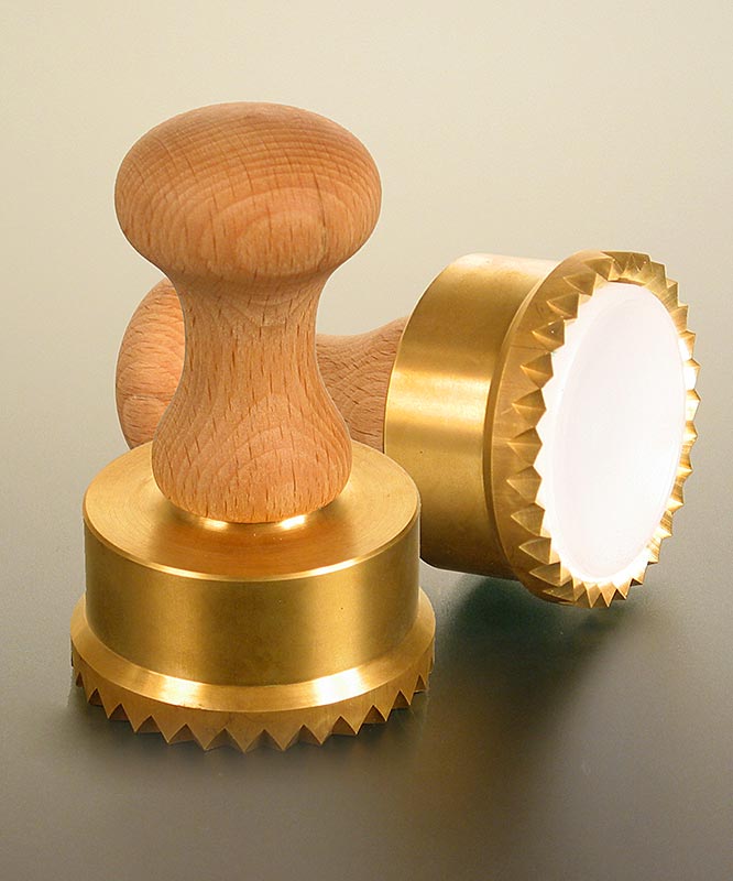 Ravioliform, trä/mässing, rund med tandad kant, 65 mm, 1 st