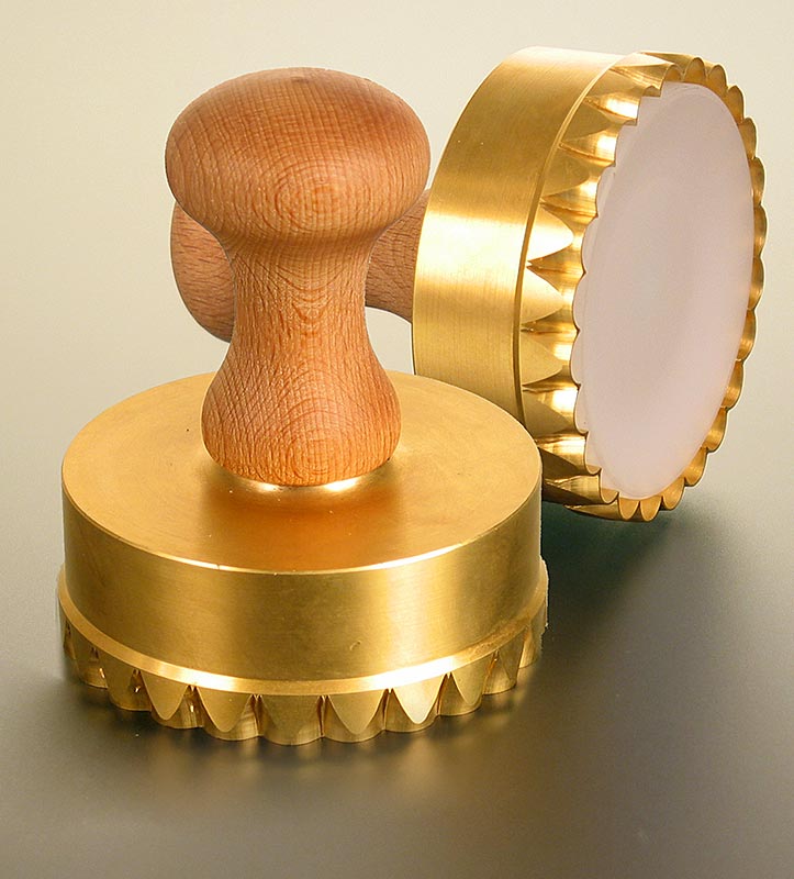 Ravioliform, trä/mässing, rund med tandad kant, 90 mm, 1 st