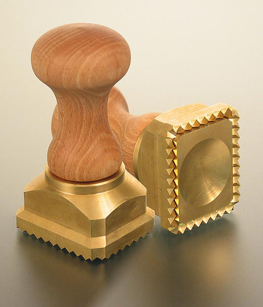 Ravioliform, trä/mässing, rektangulär med tandad kant, 45x55 mm, 1 st