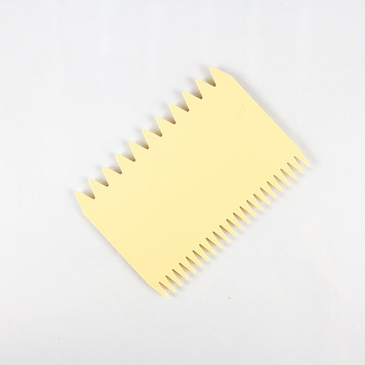 Garneringskam, med spetsiga tänder, ca 11x7,5 cm, 1 st
