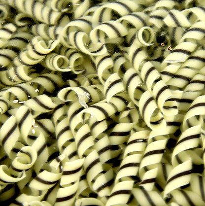 Dekorationsplatta "Tornado" – lockform, vit/mörk choklad, ca 10x62 mm, 800 g